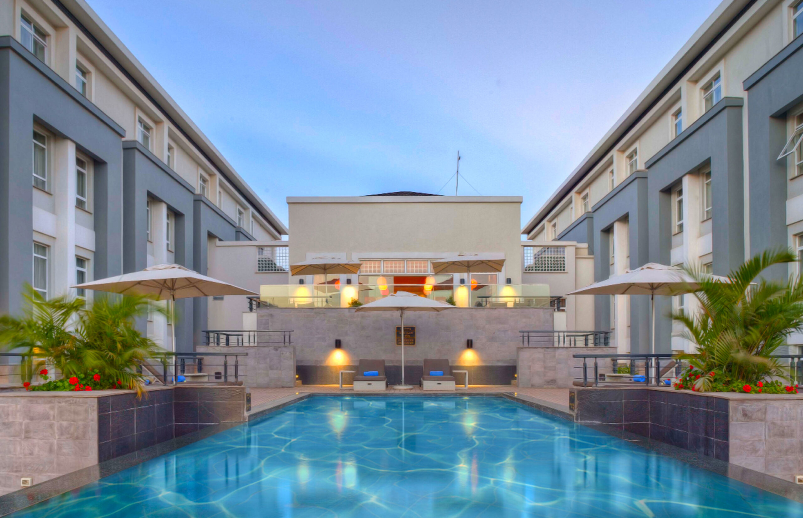 Eka Hotel Nairobi Außenbereich mit Pool